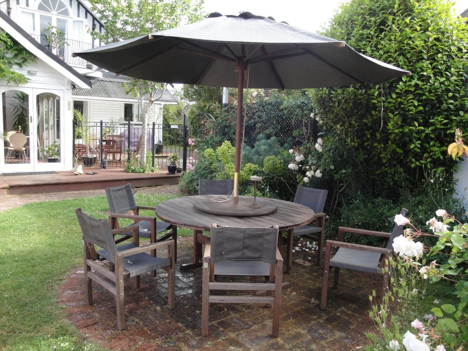 English Tudor House Hotel in Hamilton