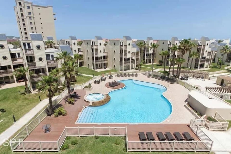 Poolside - Family Perfect - On Beach - 1st Floor Hotel in South Padre Island