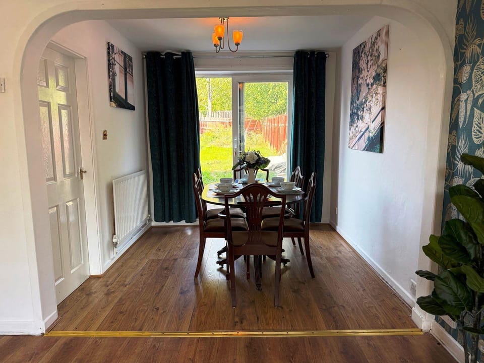 3 Bedroom House Near Arena Hotel in Coventry