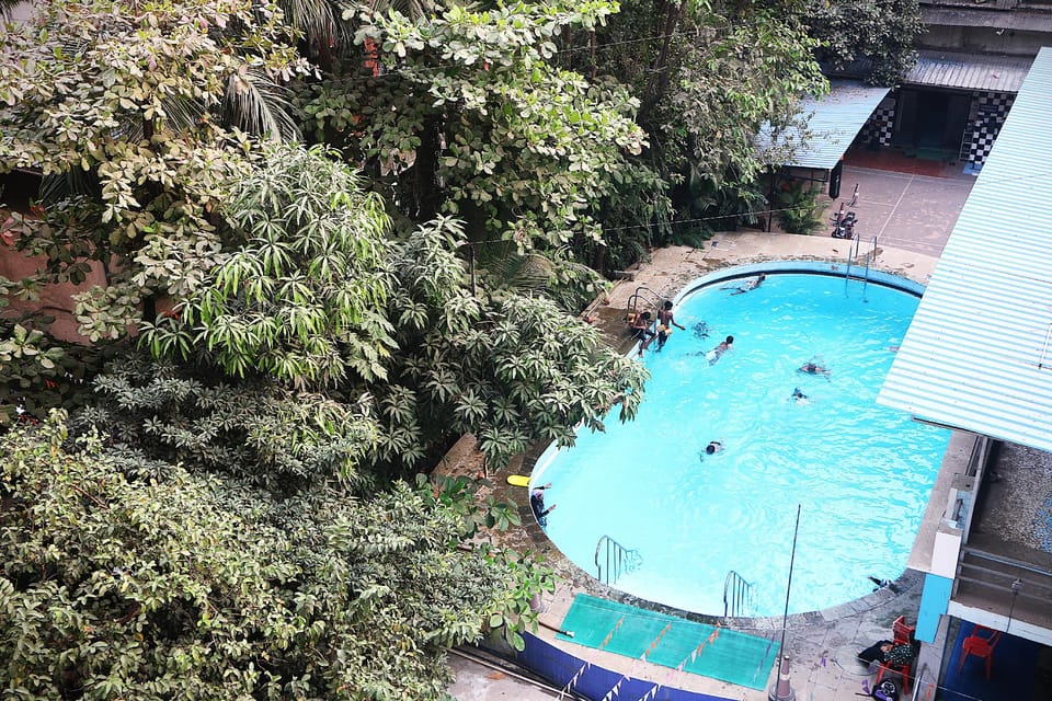 Swimming pool [outdoor]