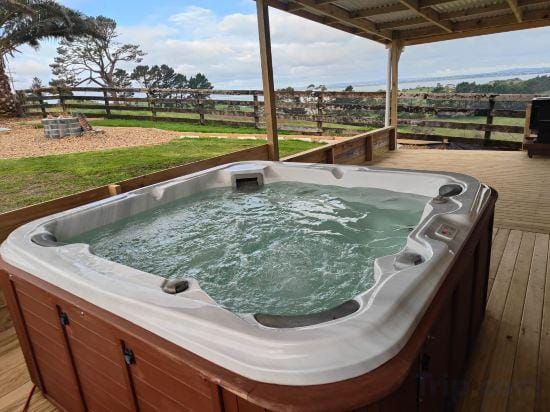 Couple Retreat with Sky Tower Views—Apartment 4 Hotel in Auckland Region
