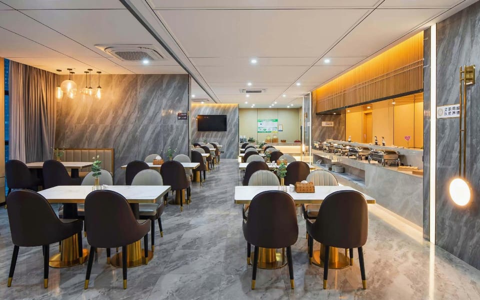 Pengyue Hotel Shenzhen Bay Port & Sea World Metro Station Branch Hotel in Shenzhen