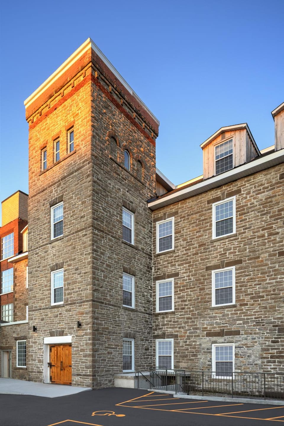 Tri Century Mill Suites Hotel in Ottawa