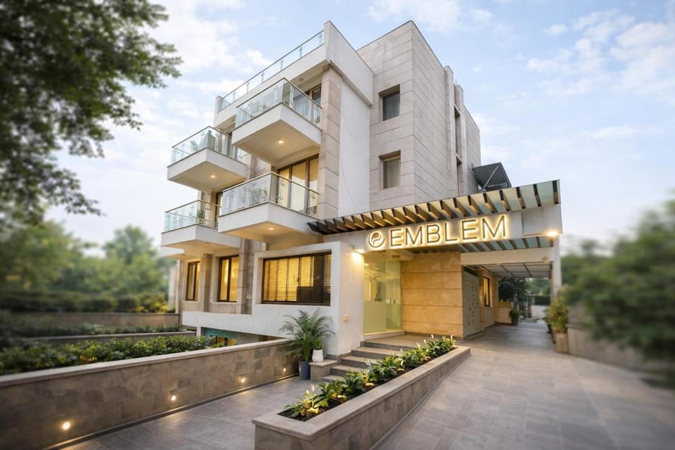 EMBLEM Hotel - Arjun Marg, Golf Course Road Gurgaon Hotel in Gurugram