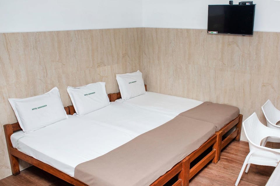 Hotel Saravanaa Lodge in Chennai