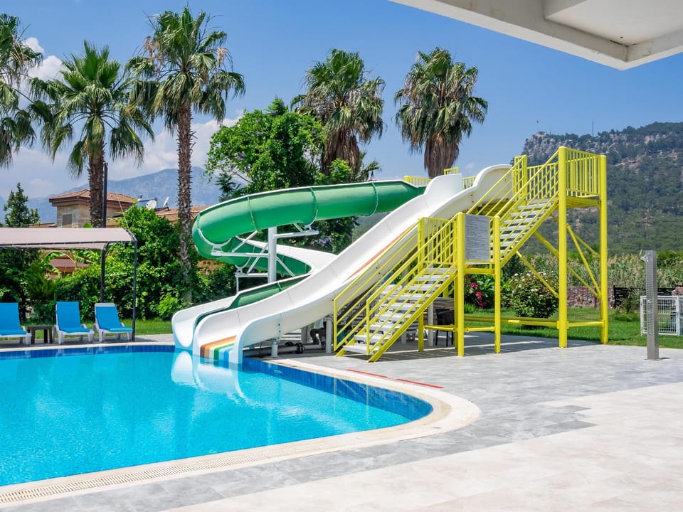 Swimming pool [outdoor]