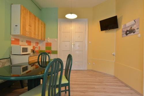 Sobe Zlatna Greda Motorcycle friendly Hostel in Novi Sad