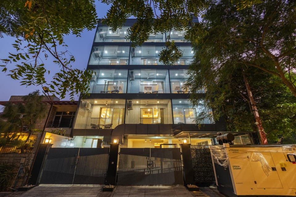 Limewood Signature - Huda City Centre Hotel in Gurugram