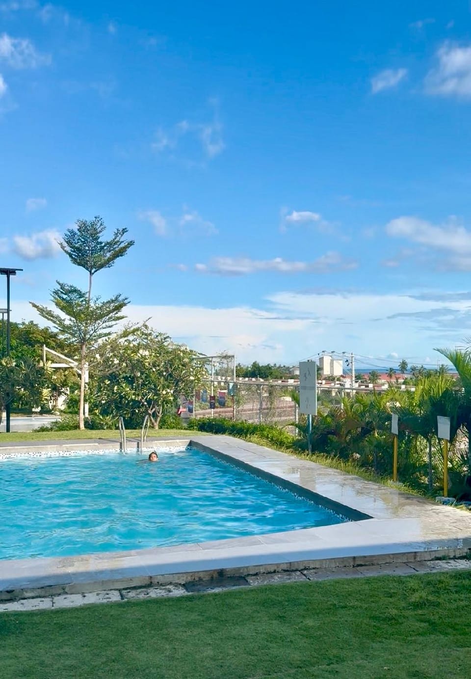 Swimming pool [outdoor]