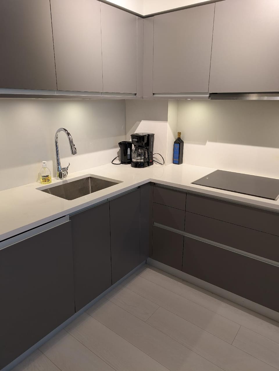 Modern 2 Bedroom Condo with AC and Parking Apartment hotel in Vancouver