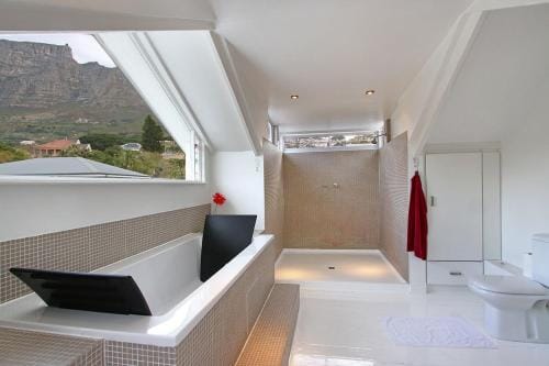 Cape Paradise Lodge and Apartments Hotel in Cape Town