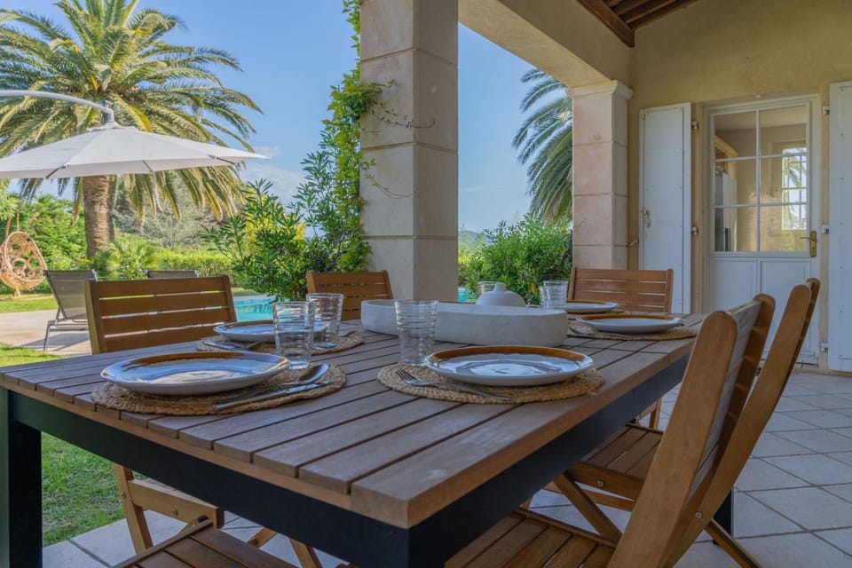 Spacious Villa with Pool & A/C for 8 – Sea View Hotel in Grimaud