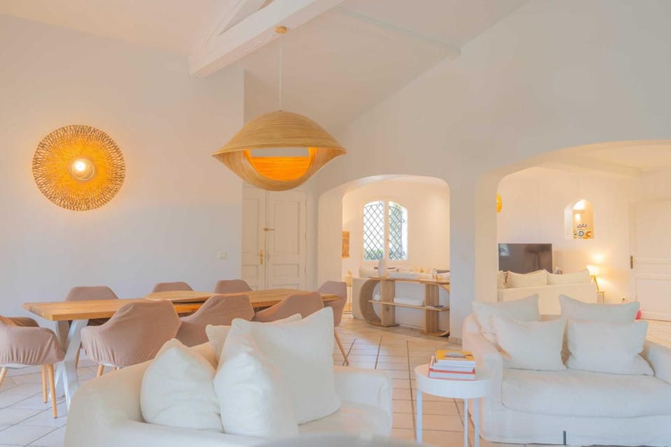 Spacious Villa with Pool & A/C for 8 – Sea View Hotel in Grimaud