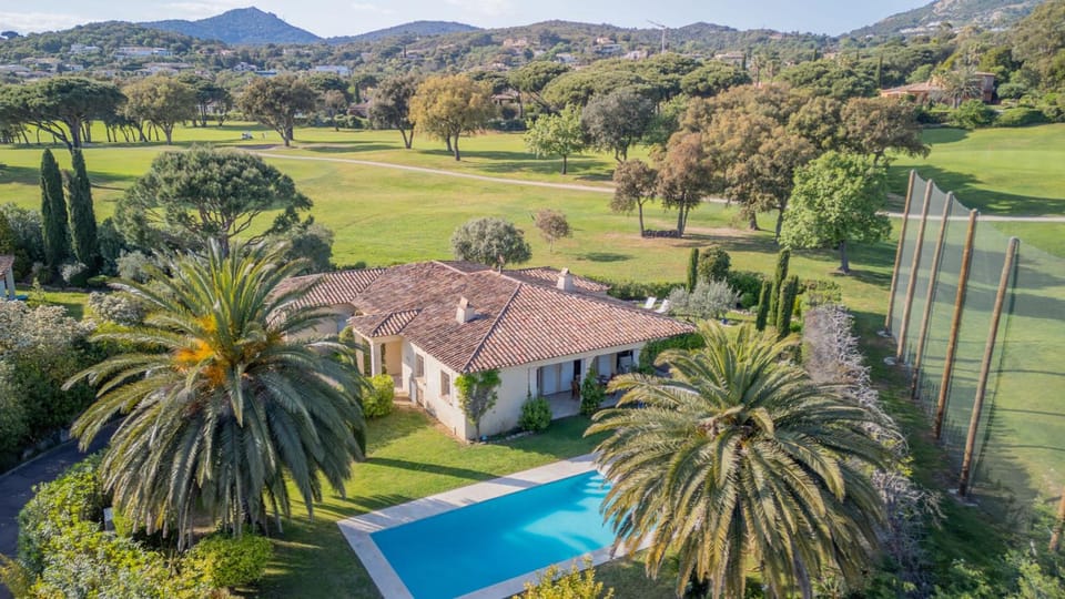 Spacious Villa with Pool & A/C for 8 – Sea View Hotel in Grimaud