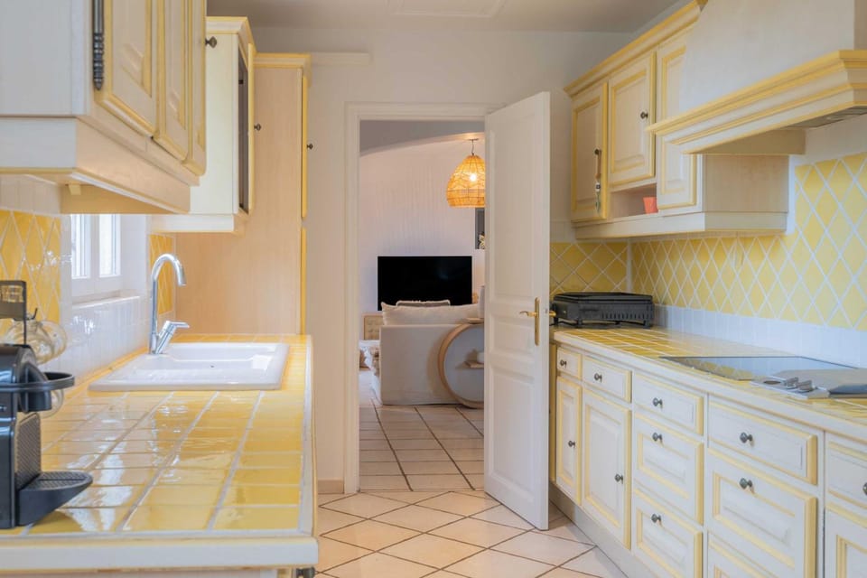 Spacious Villa with Pool & A/C for 8 – Sea View Hotel in Grimaud