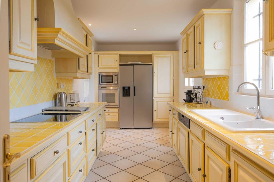 Spacious Villa with Pool & A/C for 8 – Sea View Hotel in Grimaud