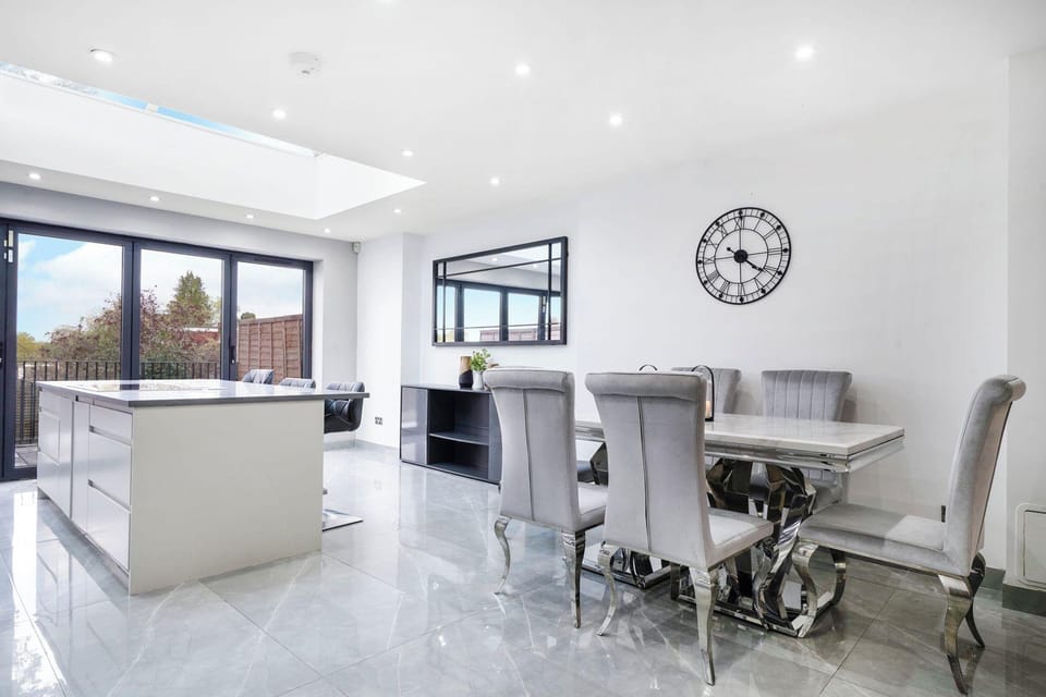 Mount Park Rd Flat Hotel in Pinner