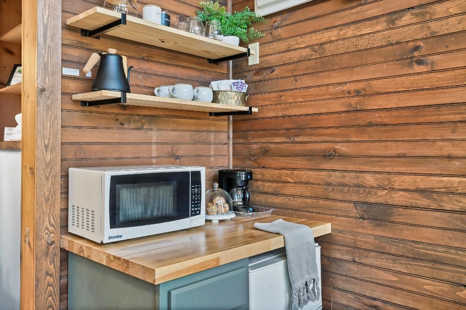 Rivers Edge Treehouses Hotel in Cheoah