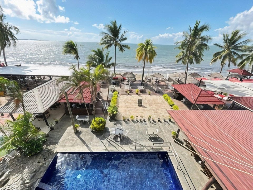 Smugglers Cove Beach Resort and Hotel Hostel in Nadi