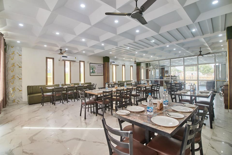 Chanakya Palm Hotel in Uttar Pradesh