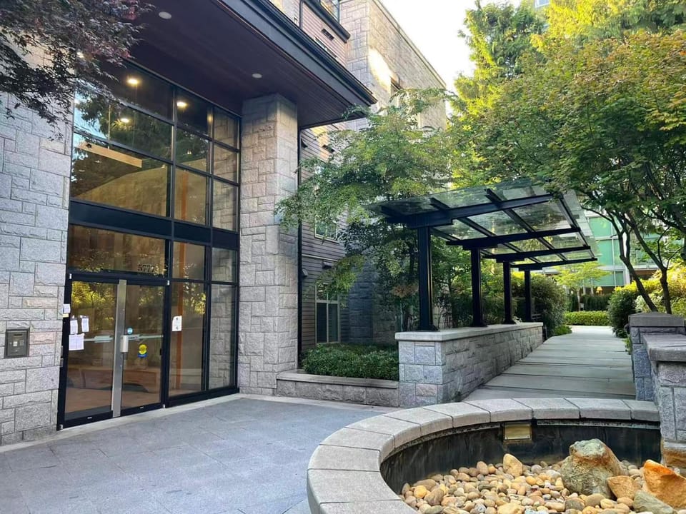 Spacious Modern 3BR Condo at UBC Bed and Breakfast in Richmond