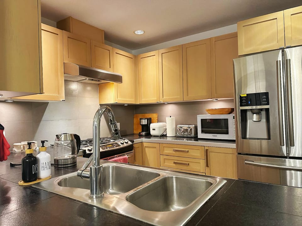 Spacious Modern 3BR Condo at UBC Bed and Breakfast in Richmond