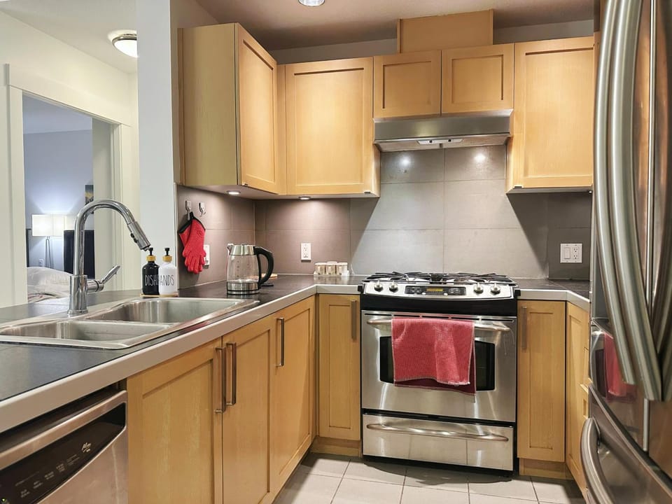 Spacious Modern 3BR Condo at UBC Bed and Breakfast in Richmond