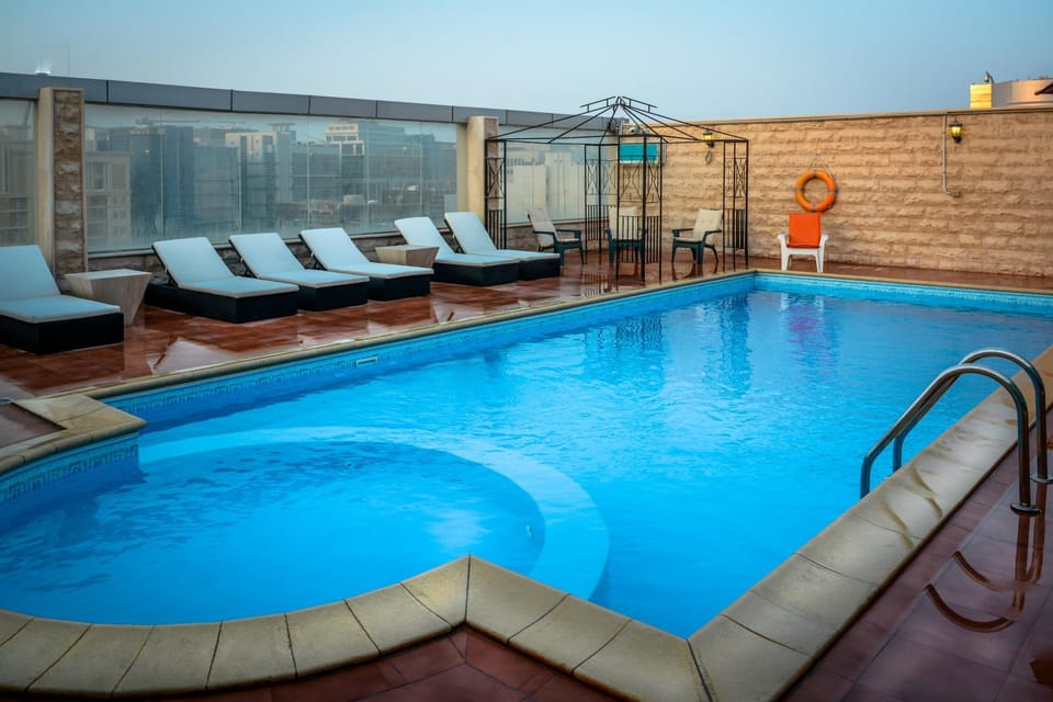 Swimming pool [outdoor]