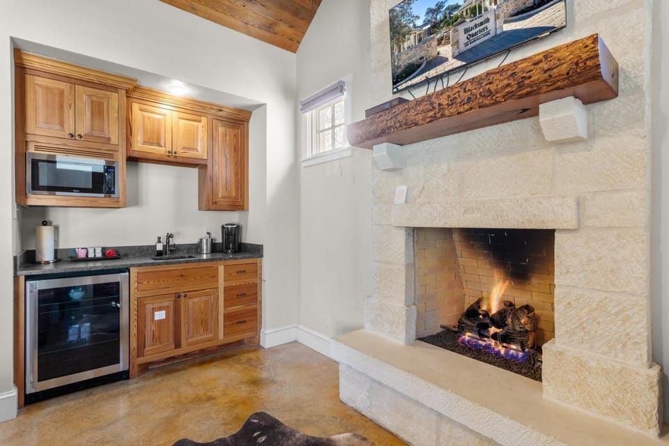 Blacksmith Quarter's on Barons Creek Hotel in Fredericksburg