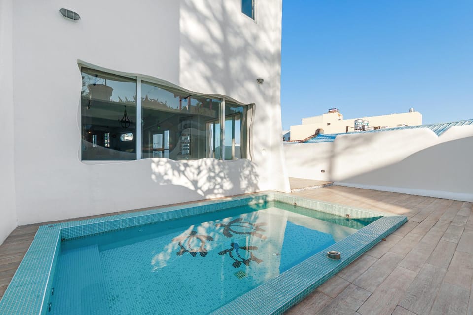 Swimming pool [outdoor]