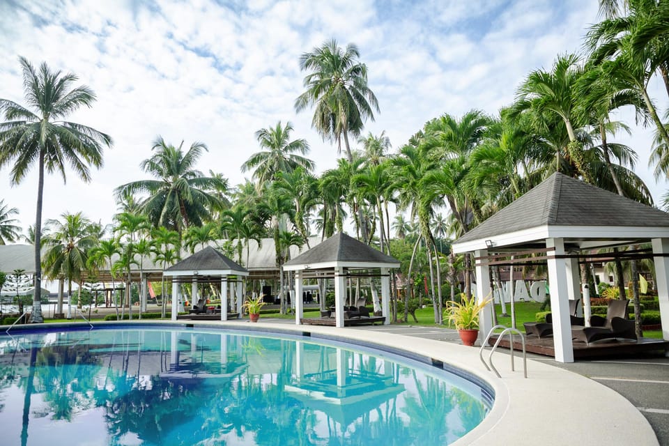 Swimming pool [outdoor]