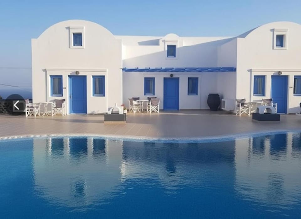 White Pearl Laokasti Suites Hotel in Oia
