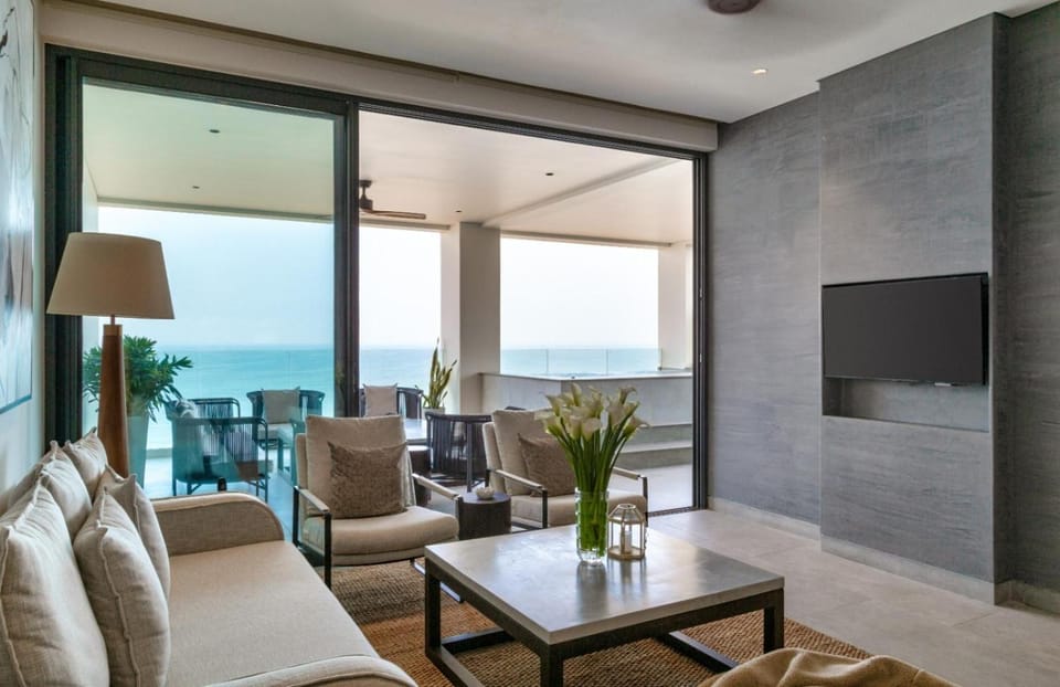 Shared lounge/TV area