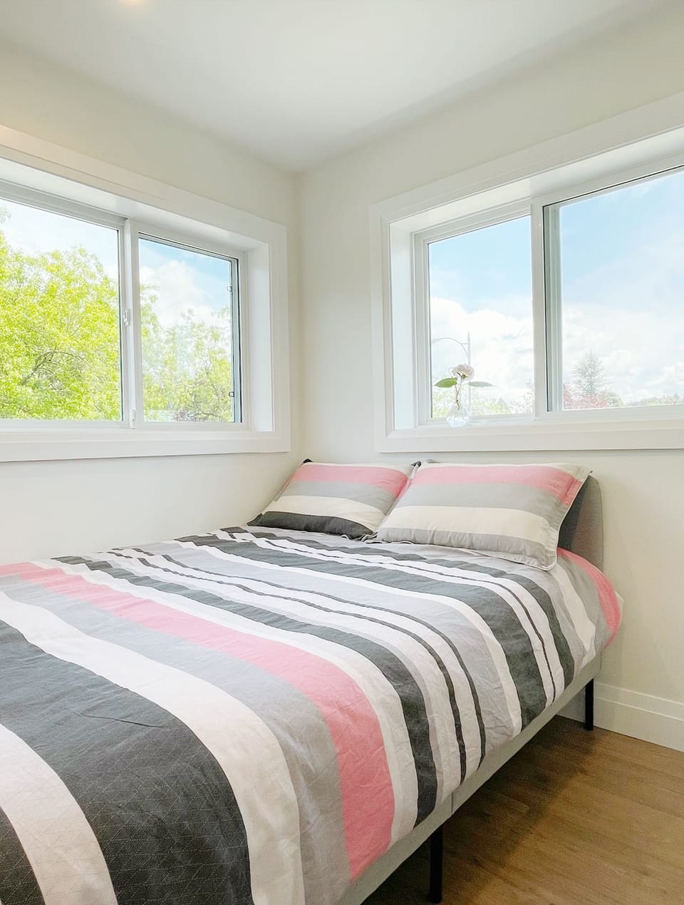 Beautiful, cozy second-floor room for staying (E) Bed and Breakfast in Vancouver