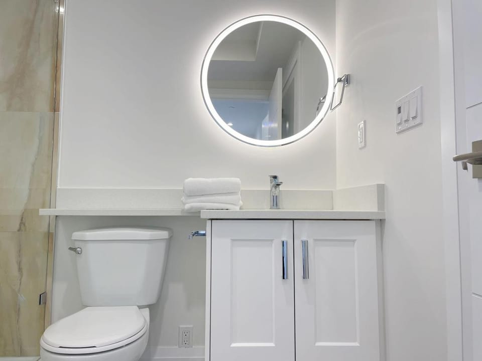 Beautiful, cozy second-floor room for staying (E) Bed and Breakfast in Vancouver