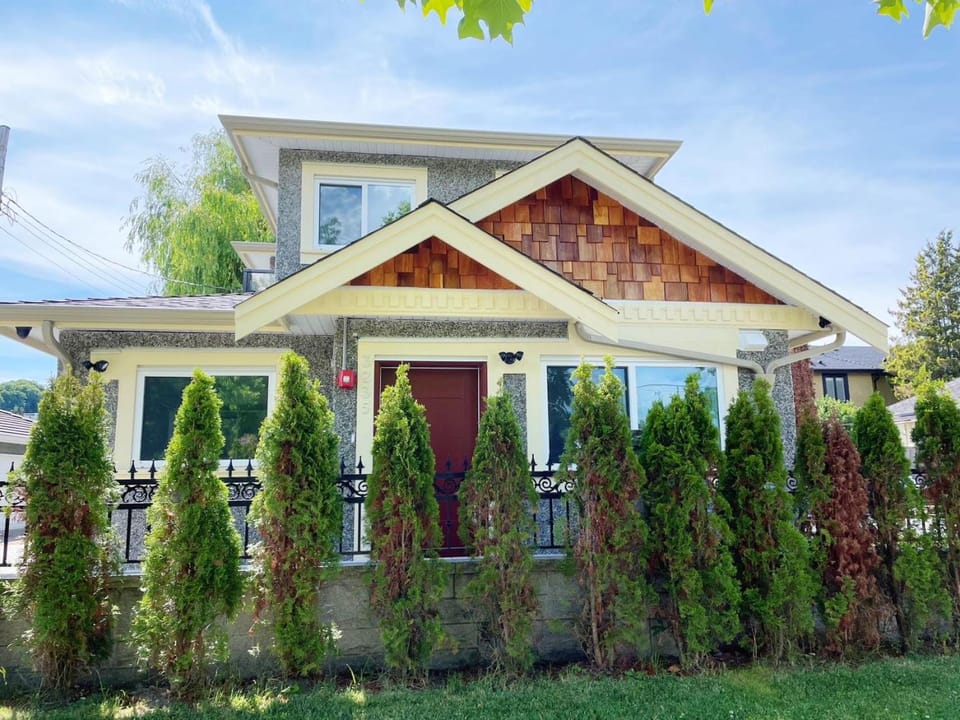 Beautiful cozy second-floor room for staying (W) Bed and Breakfast in Vancouver