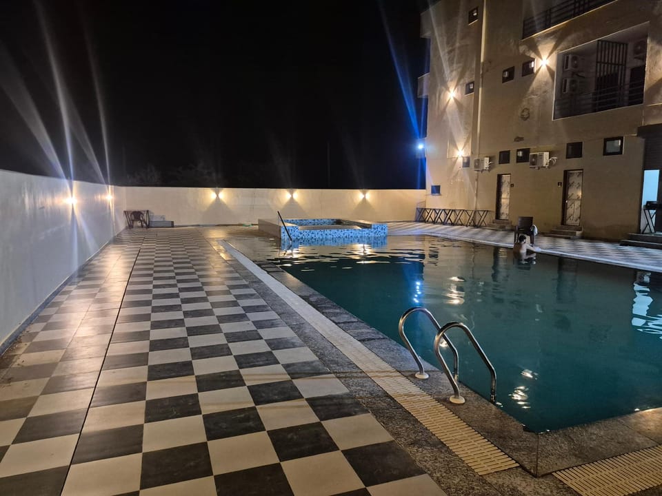 Swimming pool [outdoor]