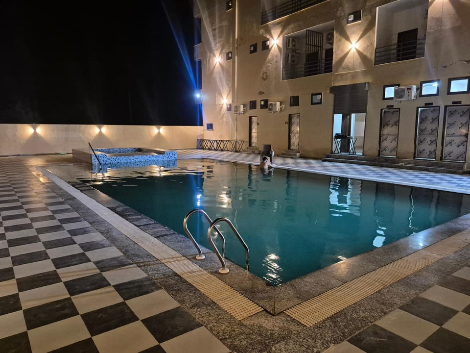 Swimming pool [outdoor]