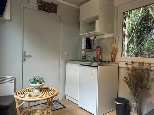 La chambre du puits avec 2 jacuzzis , sauna et Hammam privatif Hotel in Hauts-de-France
