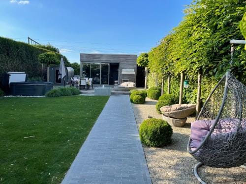 La chambre du puits avec 2 jacuzzis , sauna et Hammam privatif Hotel in Hauts-de-France