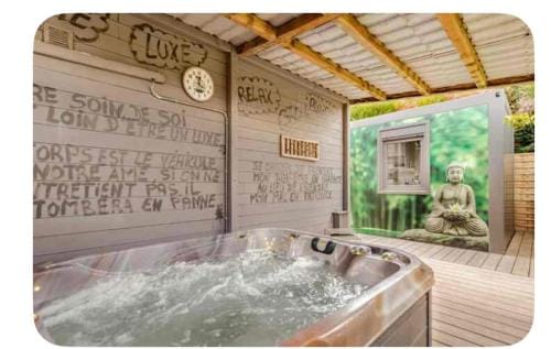 La chambre du puits avec 2 jacuzzis , sauna et Hammam privatif Hotel in Hauts-de-France