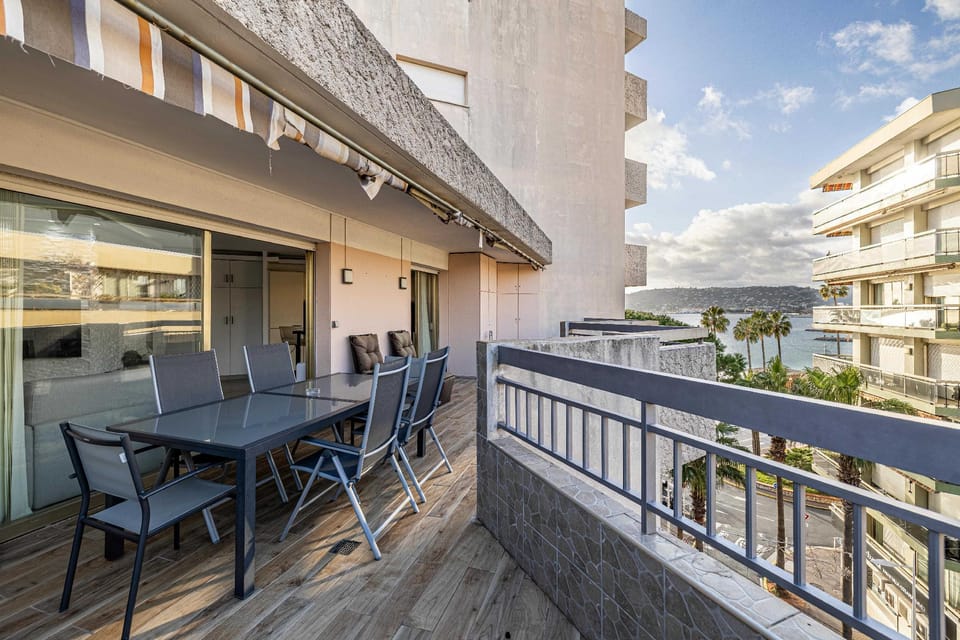 Apt with terrace and sea view, 2min from the beach Hotel in Antibes