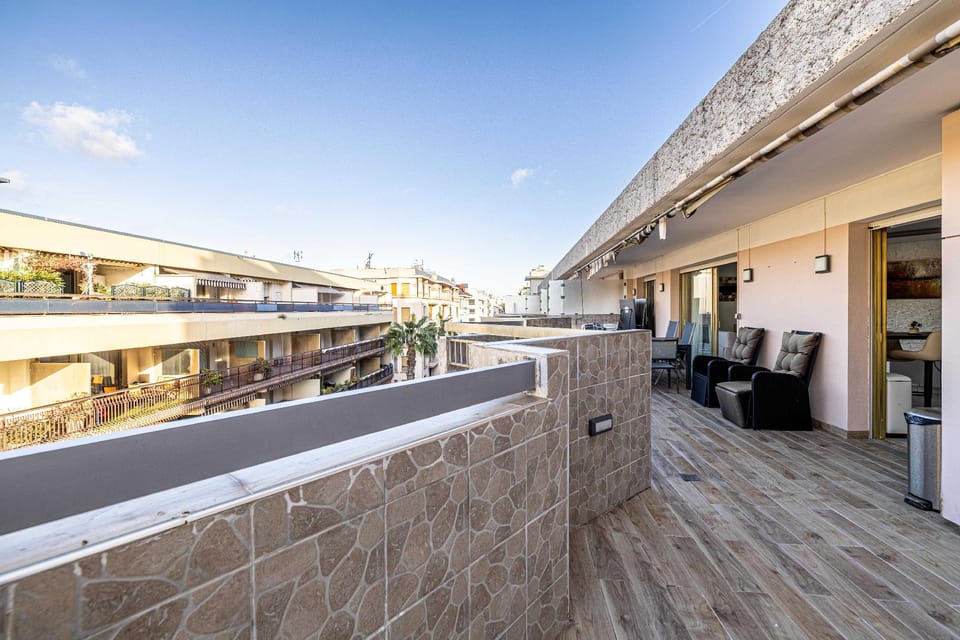 Apt with terrace and sea view, 2min from the beach Hotel in Antibes