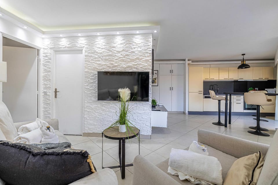 Apt with terrace and sea view, 2min from the beach Hotel in Antibes