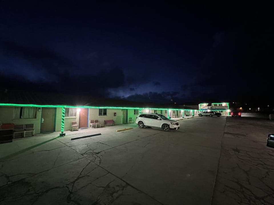 Crown Inn Hotel in Raton