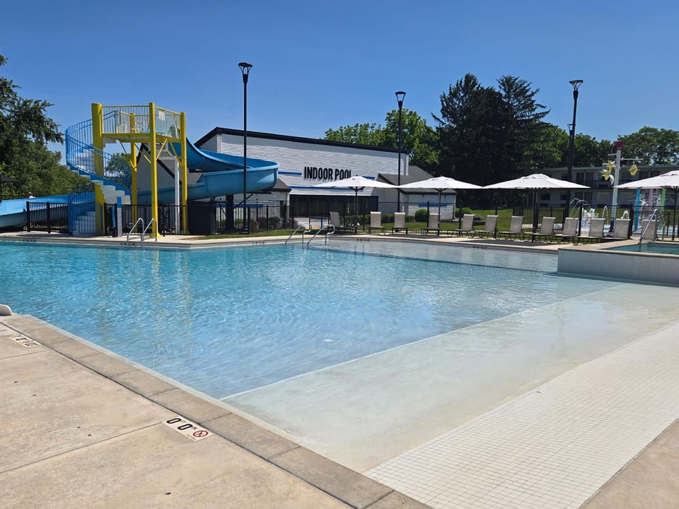 Swimming pool [outdoor]