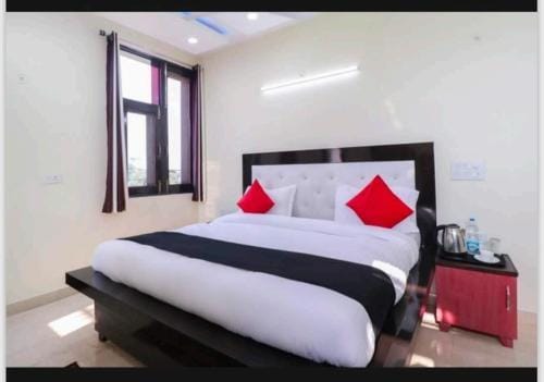 PLAY EXPO STAY ANSAL GOLF LINK 1 - couple friendly Hotel in Uttar Pradesh