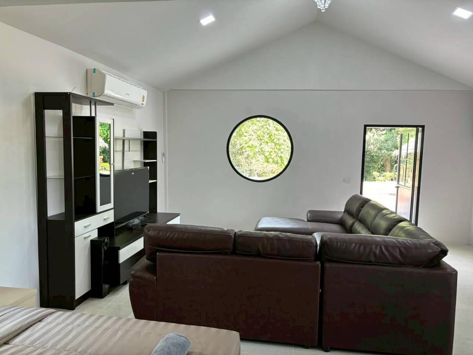 Shared lounge/TV area