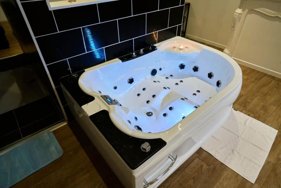 Baignoire Blaneo & Sauna 10 minutes de la gare Inn in Flanders