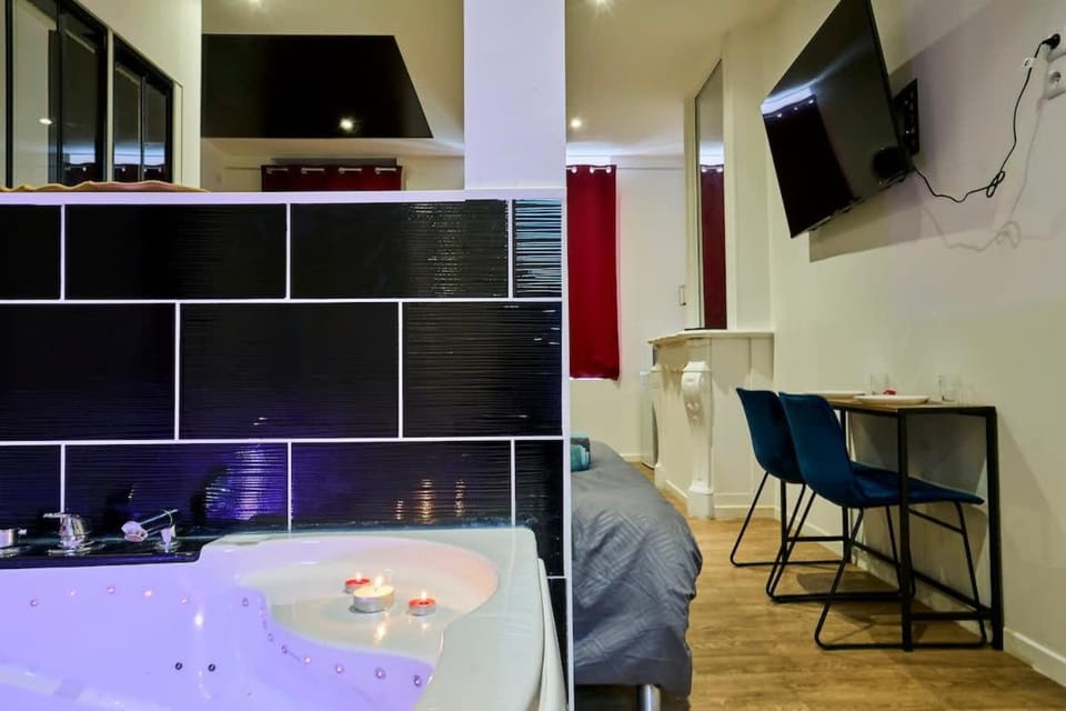 Baignoire Blaneo & Sauna 10 minutes de la gare Inn in Flanders